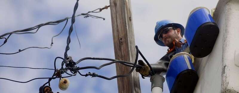 Imagen de archivo de un operario de Endesa reparando una avería/TA.